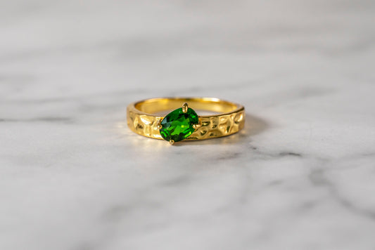 Artisanal Diopside Solitaire in Faceted 18K Gold Band